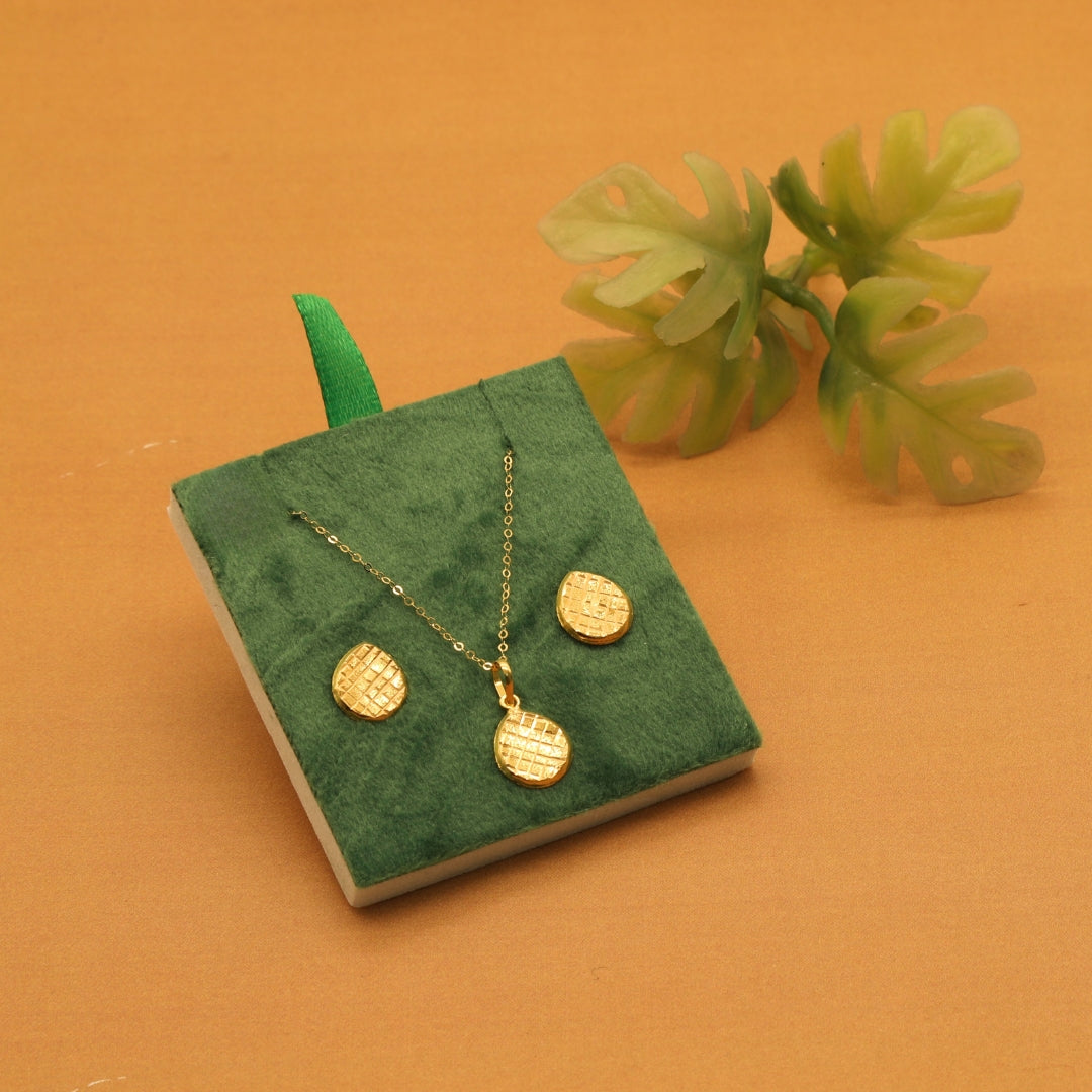 Gold 18KT 18 Inches Teardrop Textured Pendant Set