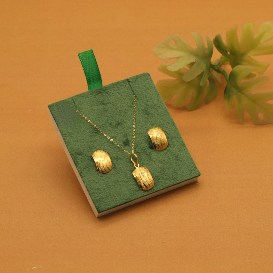 Gold 18KT 18 Inches Textured Rectangle Pendant Set